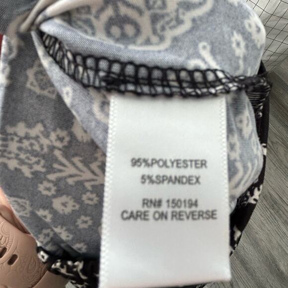 Living Doll Black and White Patterned Flare Yoga Pants Sz XS - Picture 10 of 10